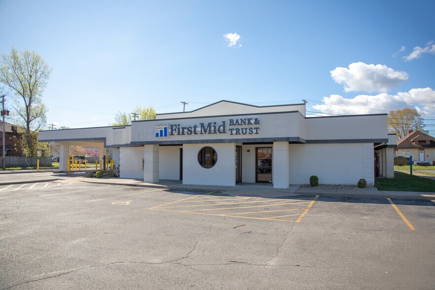 More Photos Of 1709 Walnut St, Murphysboro Bank For Sale