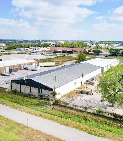 More Photos Of 8525 W Monroe Rd, Houston Manufacturing For Sale