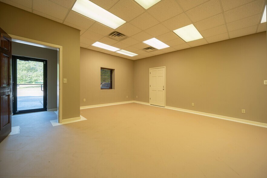 More Photos Of 555 Columbia Dr, Carrollton Office For Lease