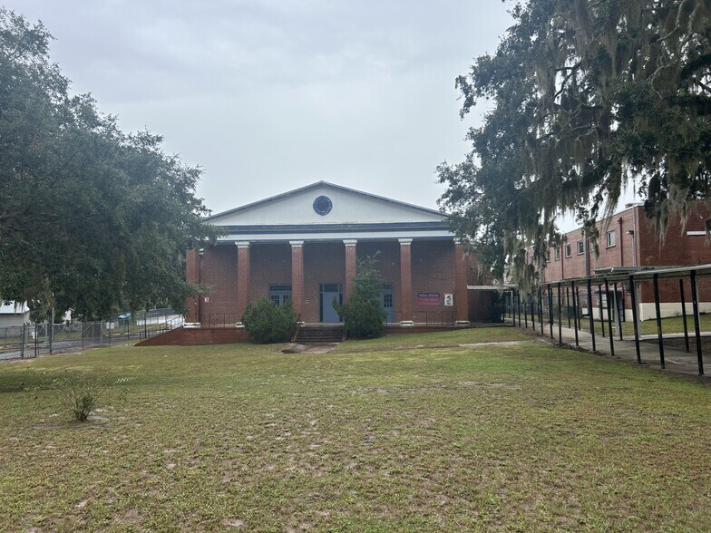 More Photos Of 101 S Prospect St, Crescent City Flex For Sale