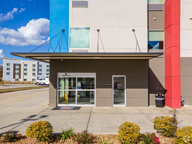 More Photos Of 2740 N Westport Dr, Port Allen Hotel For Sale