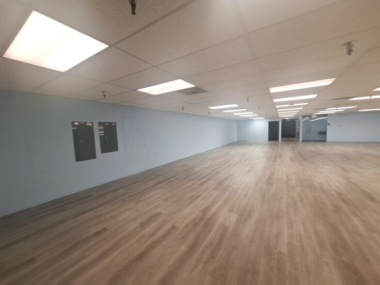 More Photos Of 21310-21314 Lassen St, Chatsworth Warehouse For Lease