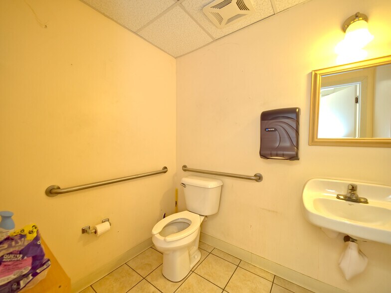 More Photos Of 1451 E Jefferson St, Brooksville Flex For Lease