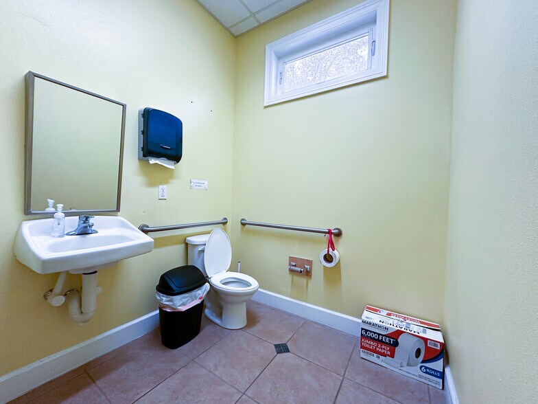 More Photos Of 6580 69th St, Vero Beach Veterinarian Kennel For Sale