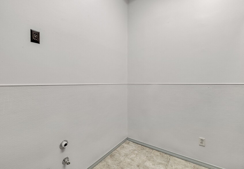 More Photos Of 1619 W Irving Blvd, Irving Loft Creative Space For Lease