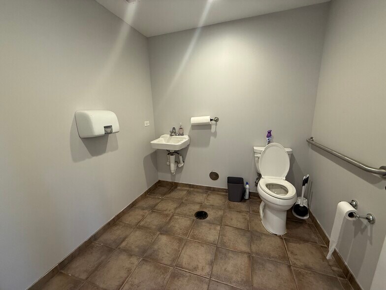 More Photos Of 806 Penny Ave, East Dundee Storefront Retail Office For Lease