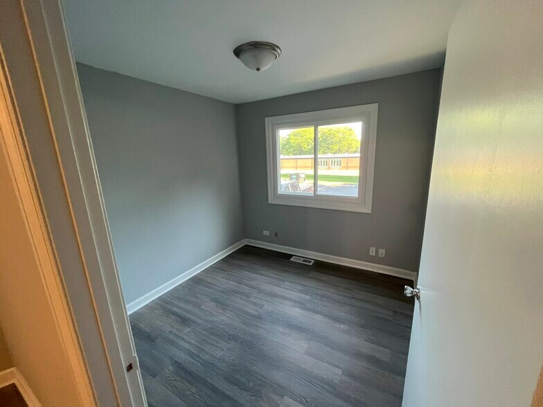 More Photos Of 126 W Maple Ave, Mundelein Apartments For Sale