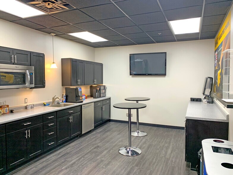 More Photos Of 501 W New Rd, Greenfield Warehouse For Lease
