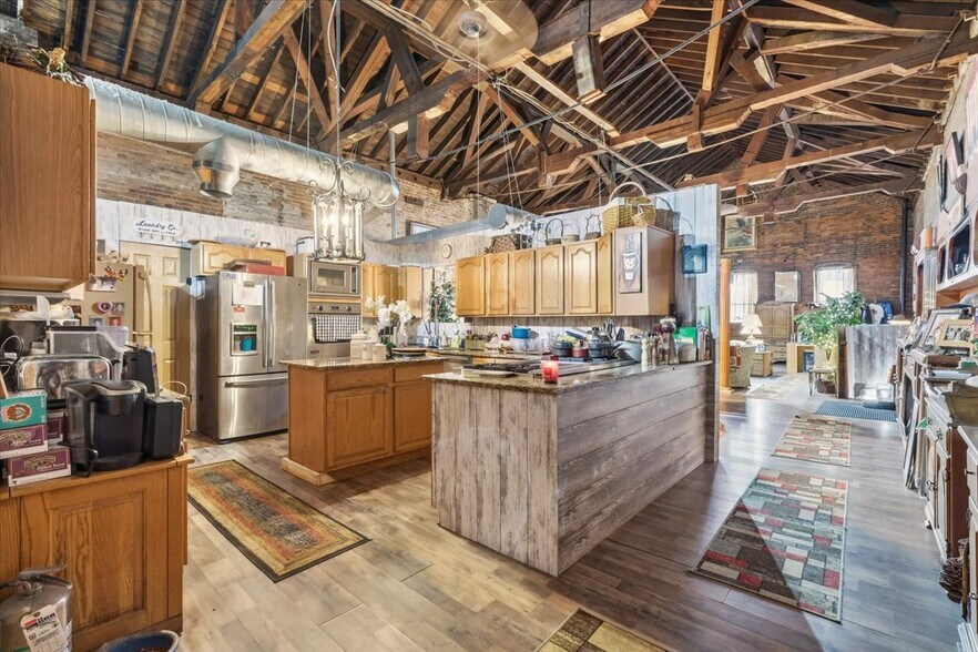 More Photos Of 409 W Gambier St, Mount Vernon Flex For Sale