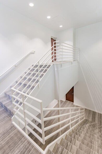 More Photos Of 8510 McAlpine Park Dr, Charlotte Unknown For Lease