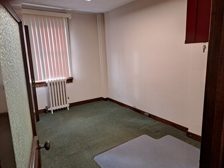 More Photos Of 136 E Grand River Ave, Brighton Office For Lease