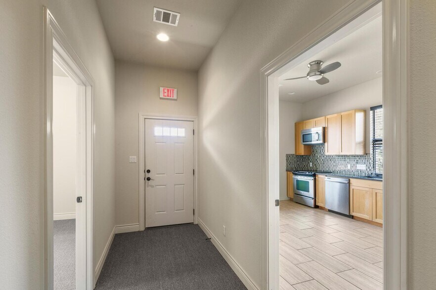 More Photos Of 105 Applewood Dr, Cedar Creek Office For Sale