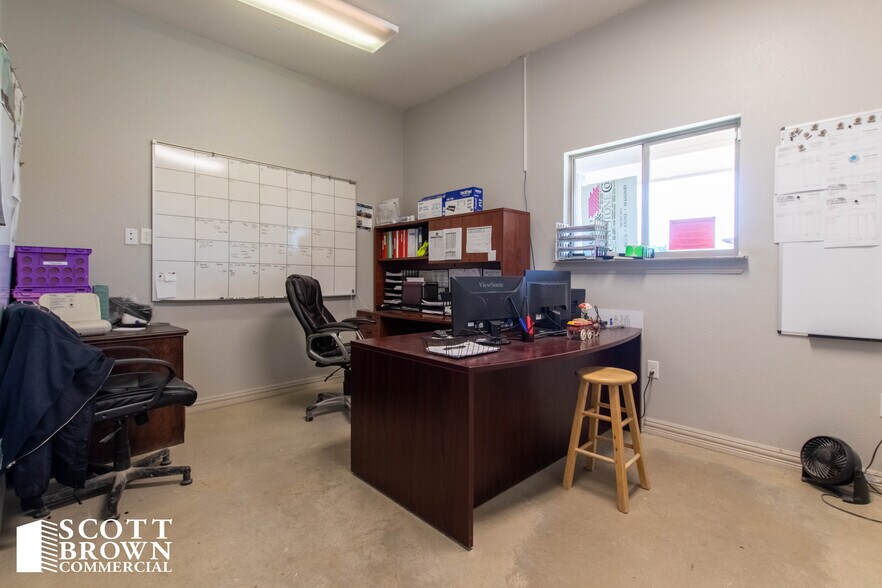 More Photos Of 1212 W Sherman Dr, Aubrey Showroom For Lease