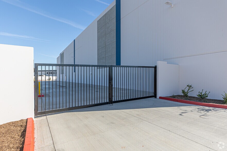 More Photos Of 8888 Balboa Ave, San Diego Distribution For Lease