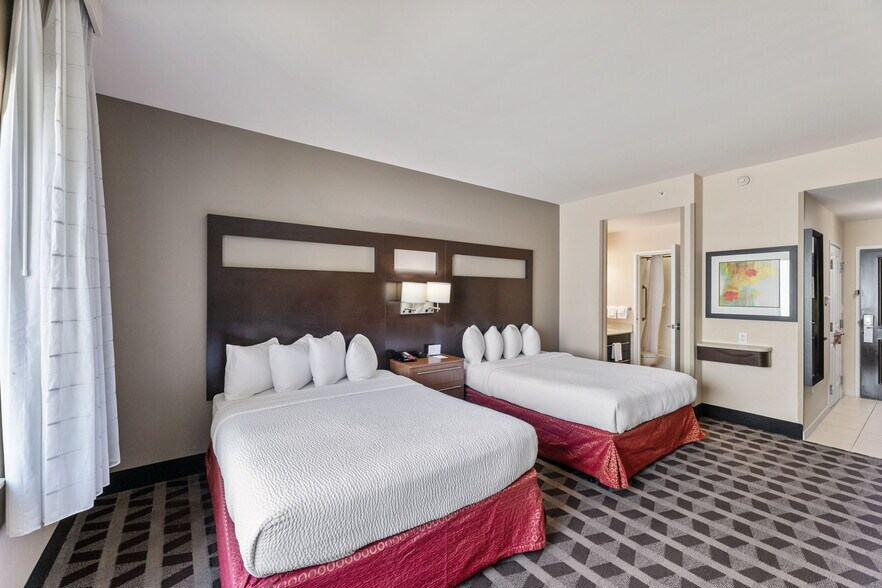 More Photos Of 409 E Houston St, San Antonio Hotel For Sale