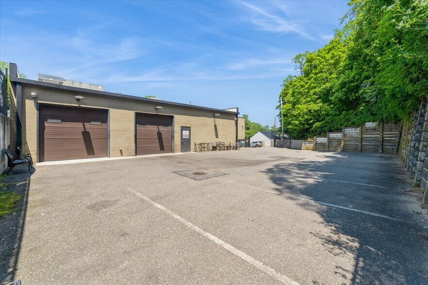 More Photos Of 85 Pine Hollow Rd, Oyster Bay Showroom For Lease