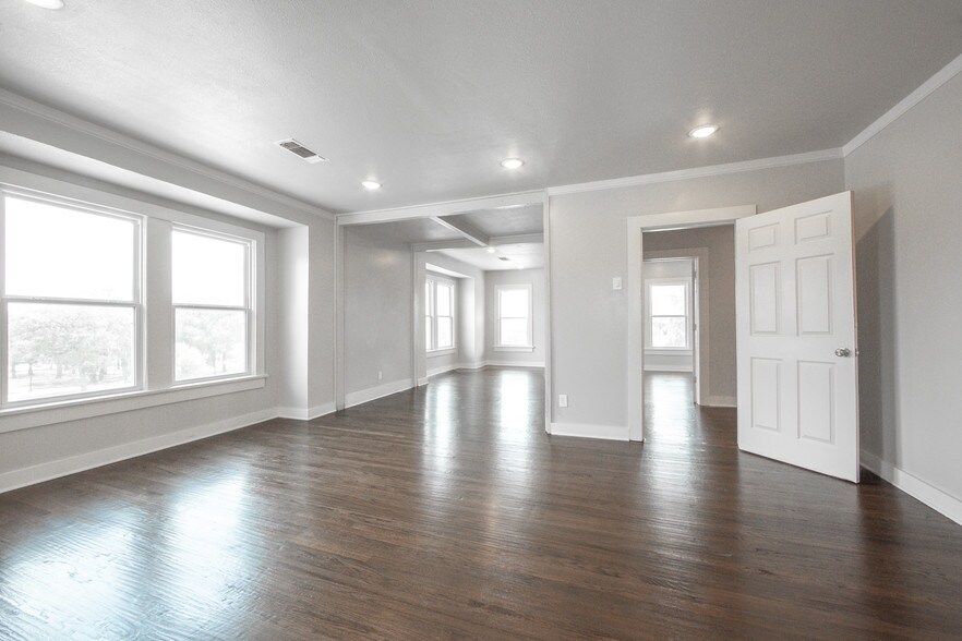 More Photos Of 209 E University Dr, Denton Medical For Lease
