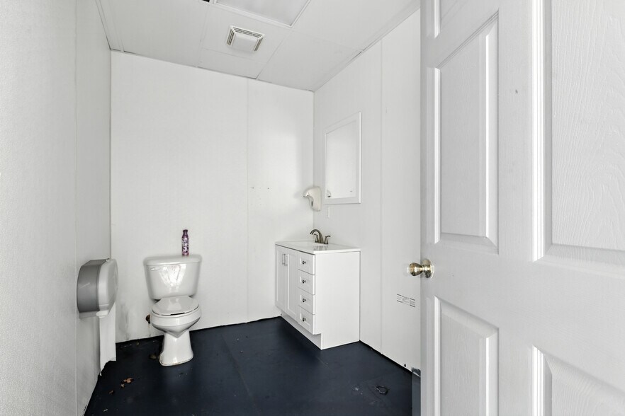 More Photos Of 700 N Country Ave, Kearney Restaurant For Sale