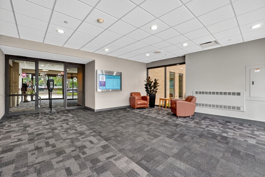 More Photos Of 890 S Garfield Ave, Libertyville Medical For Lease