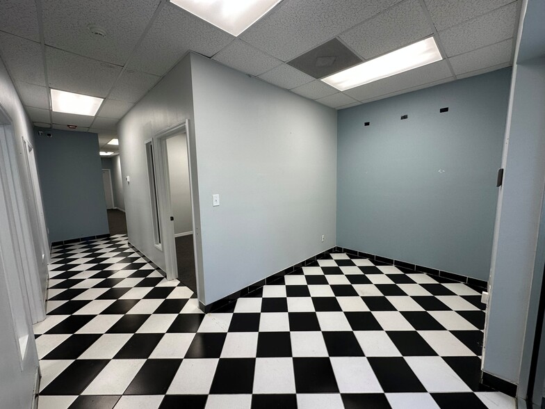 More Photos Of 1743 Independence Blvd, Sarasota Light Distribution For Lease