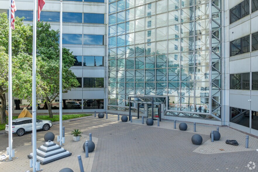 More Photos Of 2425 West Loop South, Houston Office For Lease