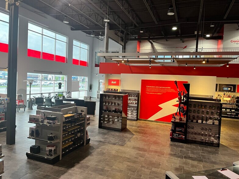 More Photos Of 4203 Rue King O, Sherbrooke Freestanding For Lease