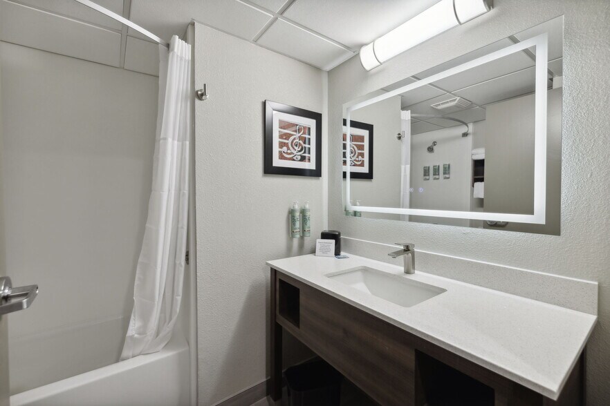 More Photos Of 126 Expressway Dr, Manchester Hotel For Sale