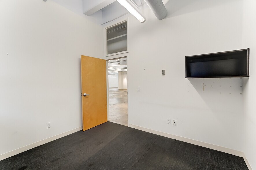 More Photos Of 20 E Central Pky, Cincinnati Office Residential For Lease
