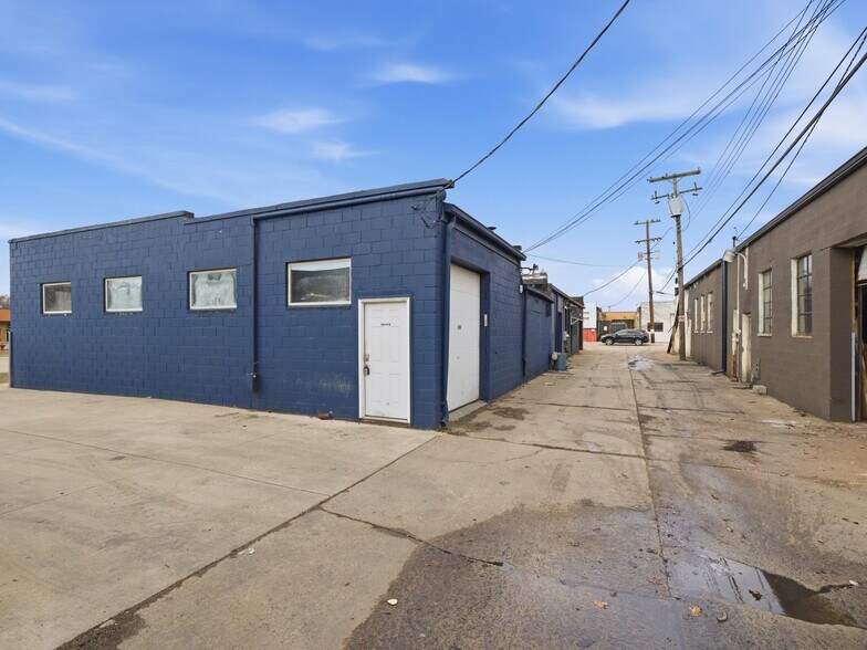 More Photos Of 828 W 14 Mile Rd, Clawson Warehouse For Lease