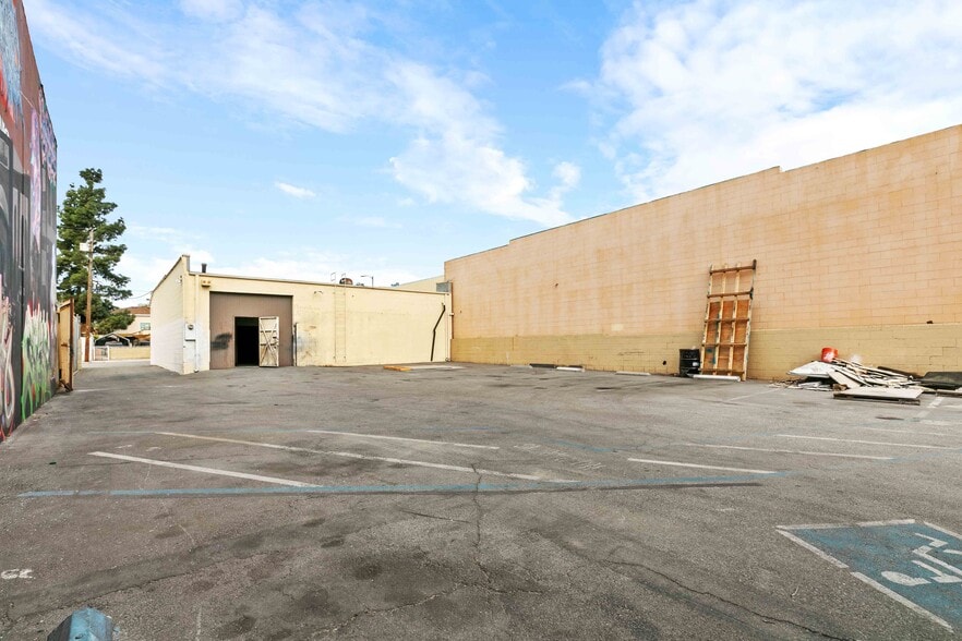 More Photos Of 12712 Saticoy St, North Hollywood Light Distribution For Lease