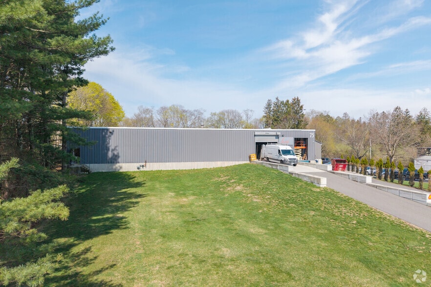 More Photos Of 75 Tripps Ln, Riverside Warehouse For Lease