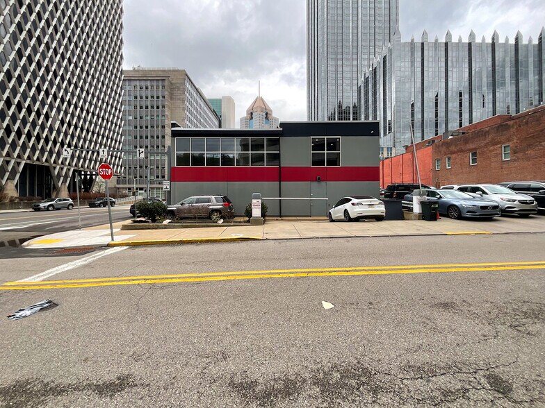 More Photos Of 100 Stanwix St, Pittsburgh Office For Sale