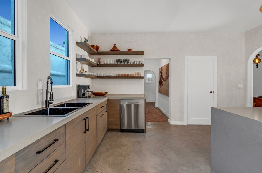 More Photos Of 1915 Ocean Front Walk, Venice Flex For Sale