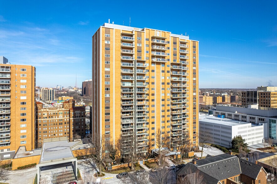 More Photos Of 121 W 48th St, Kansas City Apartments For Sale