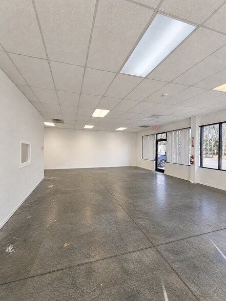 More Photos Of 3208 Mill St, Summerville Showroom For Lease