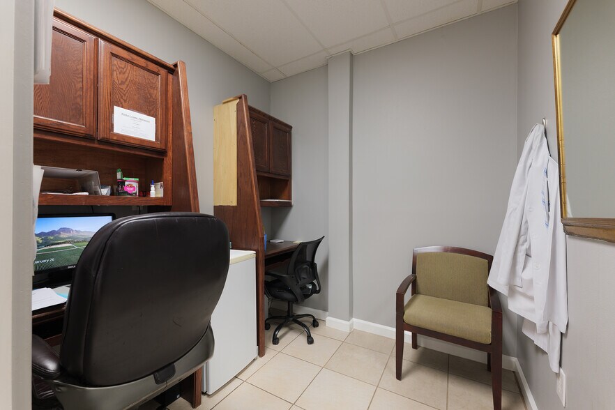 More Photos Of 305 Expressway 83, Mission Medical For Sale