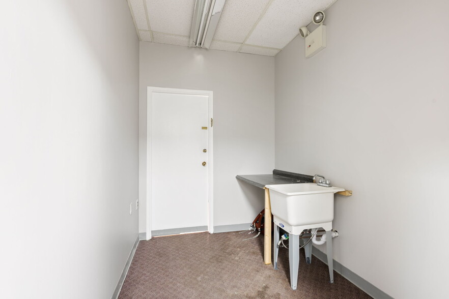 More Photos Of 1293 Clove Rd, Staten Island Office For Lease