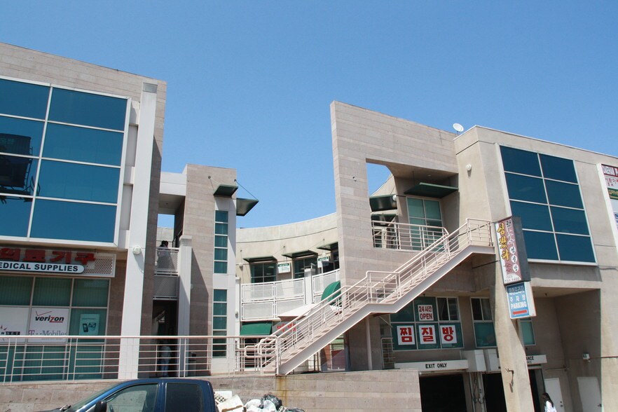 More Photos Of 966 S Western Ave, Los Angeles Office For Lease