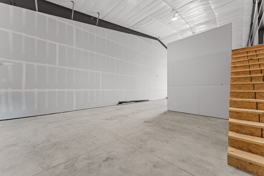 More Photos Of 201 Blue Sky ln, Hollister Flex For Lease