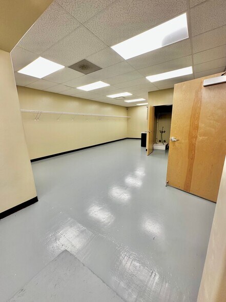 More Photos Of 1043 N River Rd, Palisade Freestanding For Lease