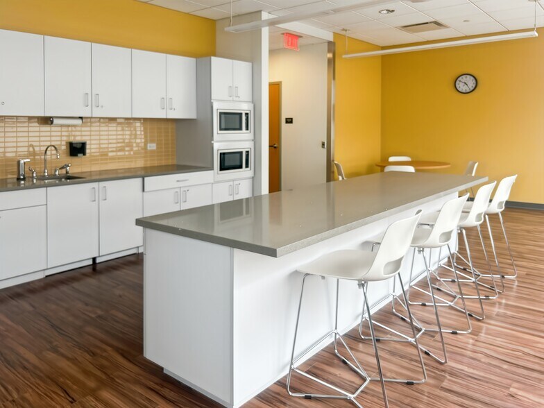 More Photos Of 9400 W Higgins Rd, Rosemont Coworking Space