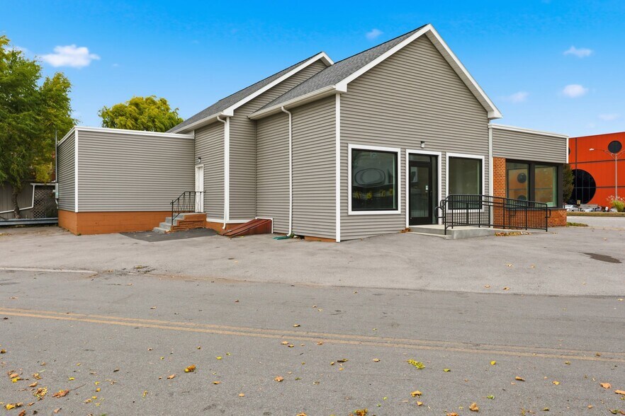 More Photos Of 211 W Ridge Rd, Rochester Storefront For Lease