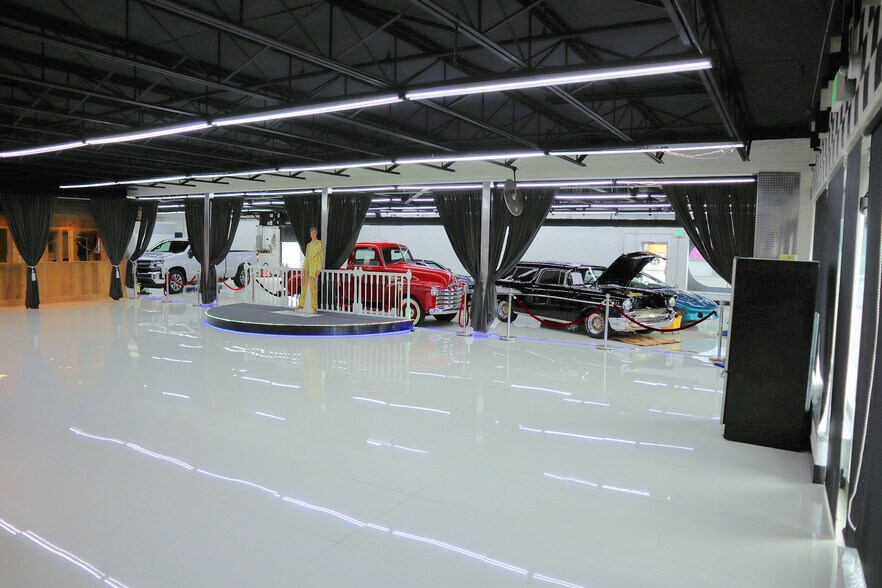 More Photos Of 395 S Ocoee St, Cleveland Showroom For Sale