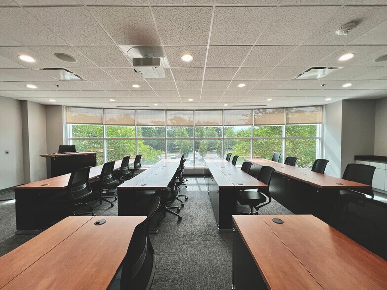 More Photos Of 3600 Arco Corporate Dr, Charlotte Office Residential For Lease