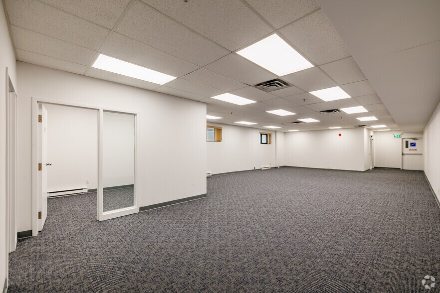 More Photos Of 1660-1700 Boul Hymus, Dorval Warehouse For Sale