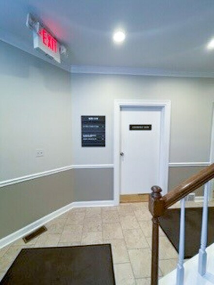 More Photos Of 600 W Roosevelt Rd, Wheaton Office For Lease