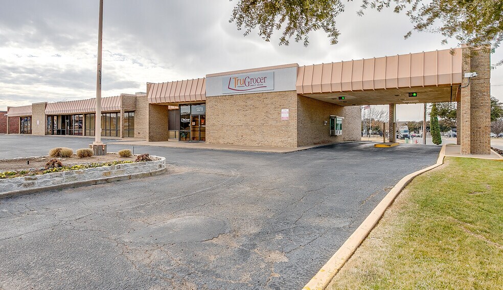 Primary Photo Of 1327 Brown Trl, Bedford Freestanding For Sale