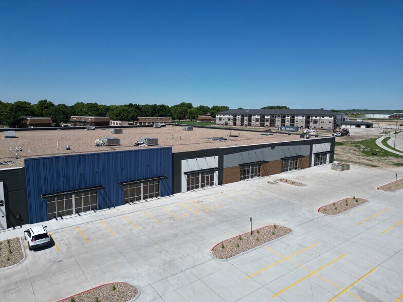 More Photos Of 905 Theatre Drive, Hastings Flex For Lease