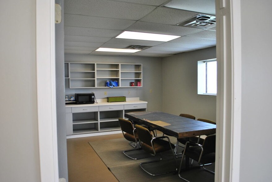 More Photos Of 220 Progress Blvd, Longview Warehouse For Lease