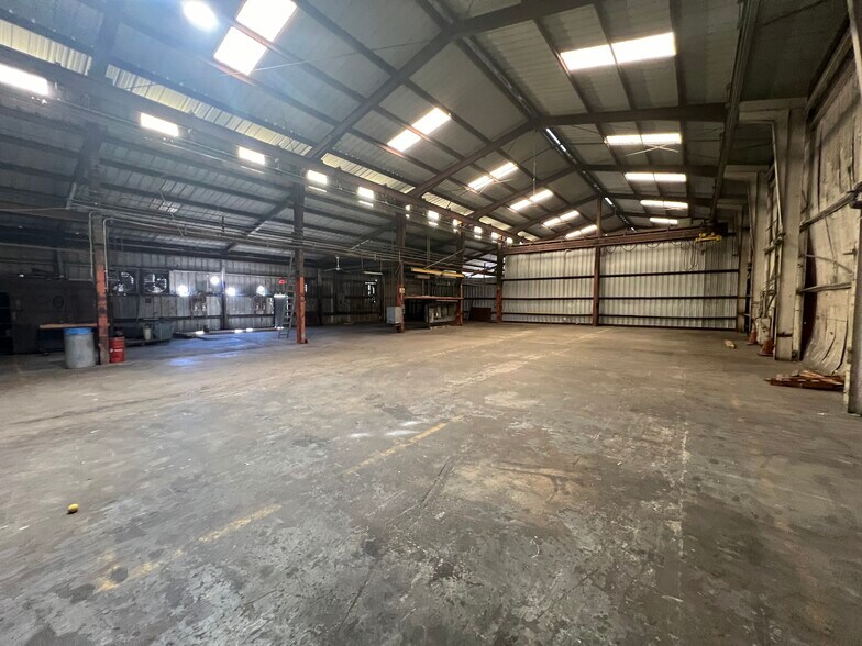 More Photos Of 5705 E Hanna Ave, Tampa Warehouse For Lease